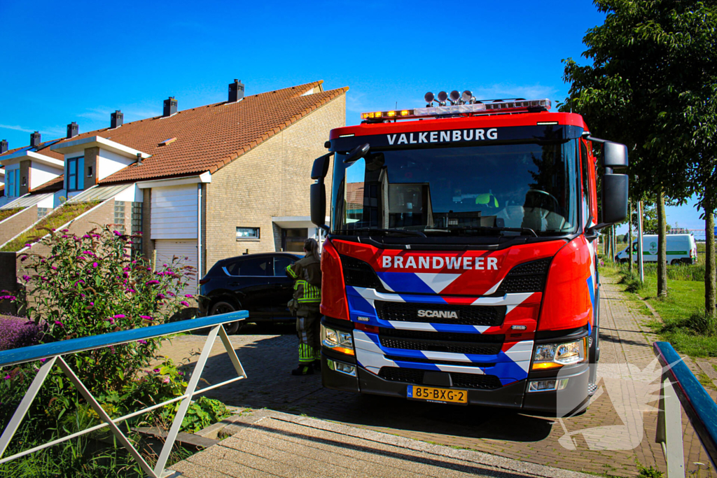 Afvalbak vat vlam bij woning