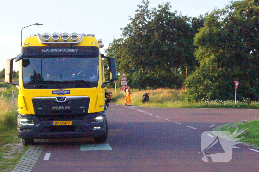 Motorrijder vliegt uit de bocht