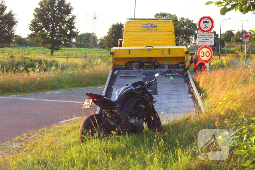 Motorrijder vliegt uit de bocht