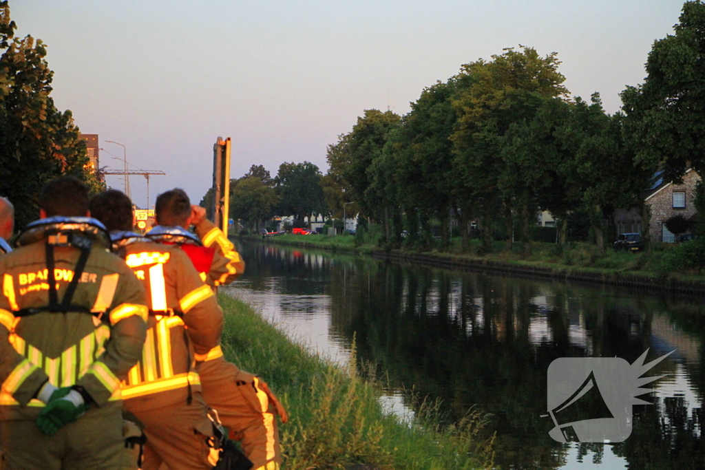 Brandweer haalt overleden ree uit het water