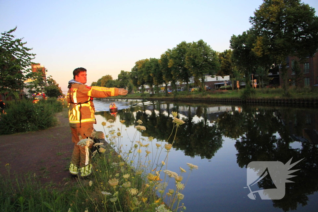 Brandweer haalt overleden ree uit het water