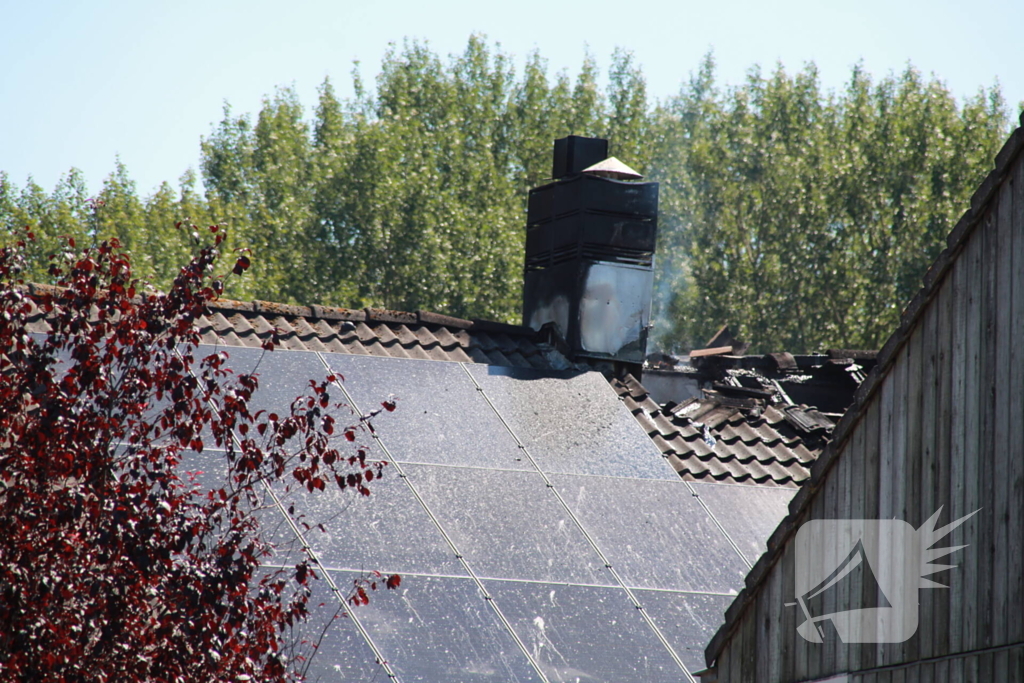 Brandweer blust brand in dak van woning