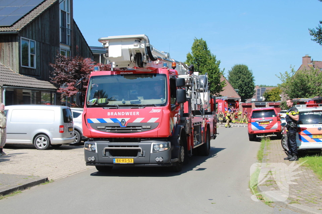 Brandweer blust brand in dak van woning