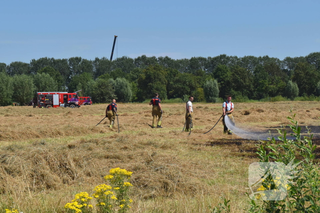 Brandweer groots ingezet voor brand op akker