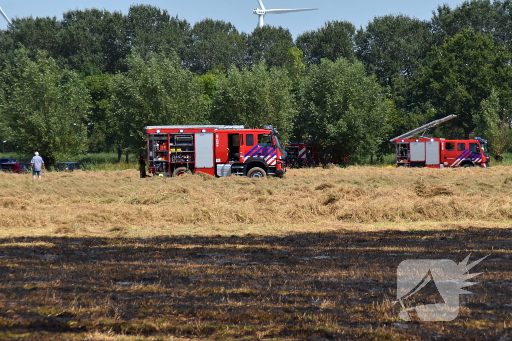 Brandweer groots ingezet voor brand op akker