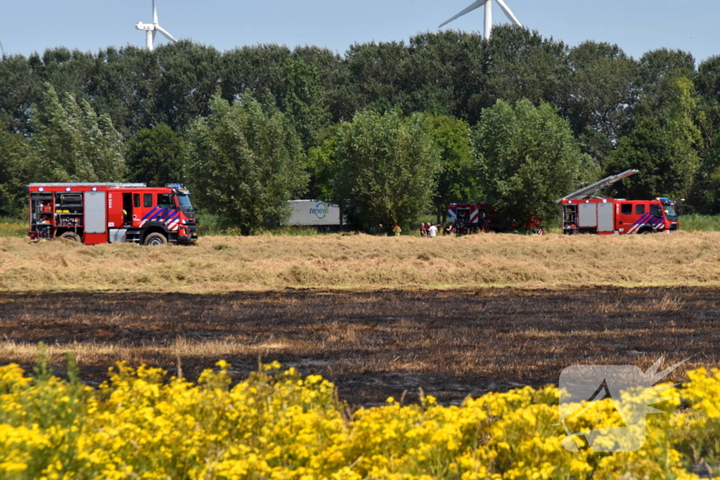 Brandweer groots ingezet voor brand op akker