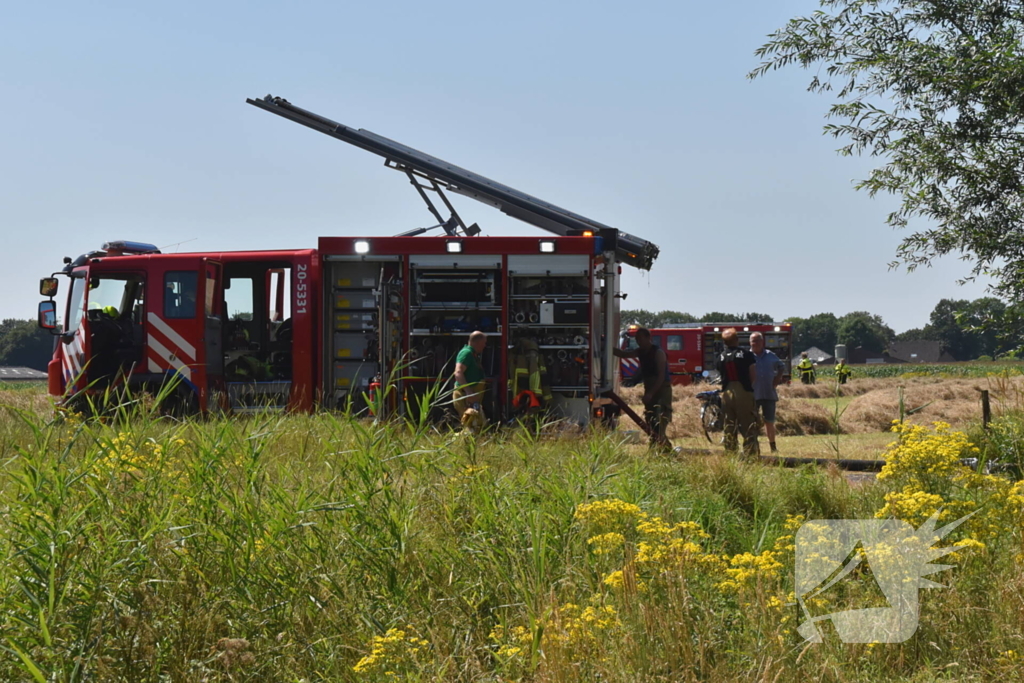 Brandweer groots ingezet voor brand op akker