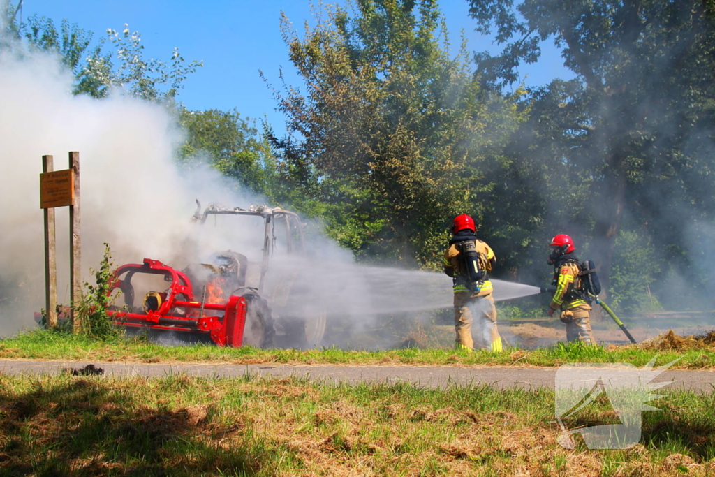 Landbouwvoertuig volledig verwoest door brand