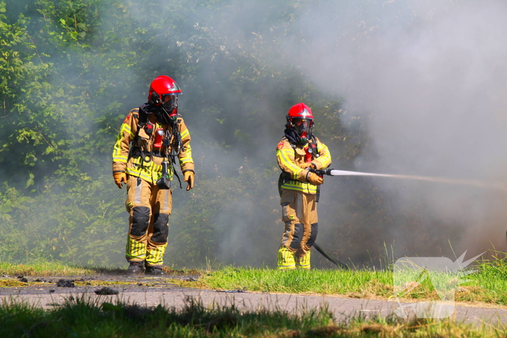 Landbouwvoertuig volledig verwoest door brand