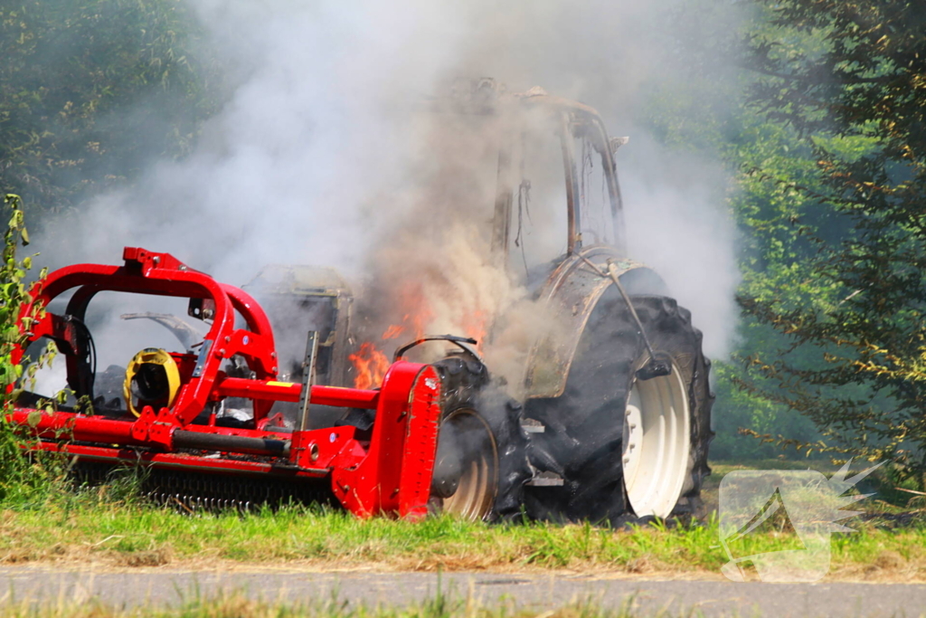 Landbouwvoertuig volledig verwoest door brand