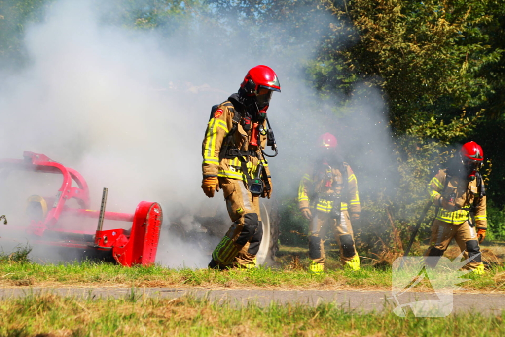 Landbouwvoertuig volledig verwoest door brand