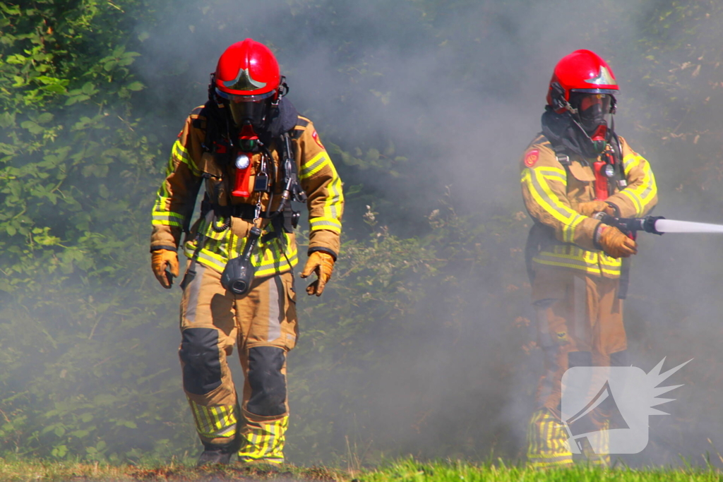 Landbouwvoertuig volledig verwoest door brand