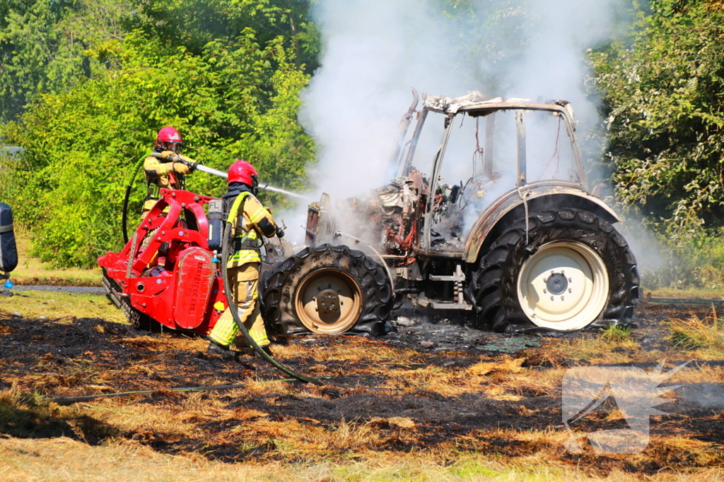 Landbouwvoertuig volledig verwoest door brand