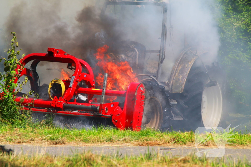 Landbouwvoertuig volledig verwoest door brand