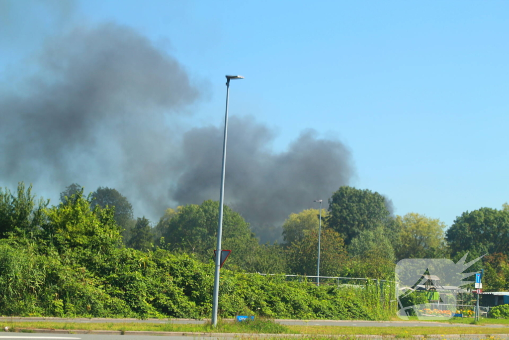 Landbouwvoertuig volledig verwoest door brand