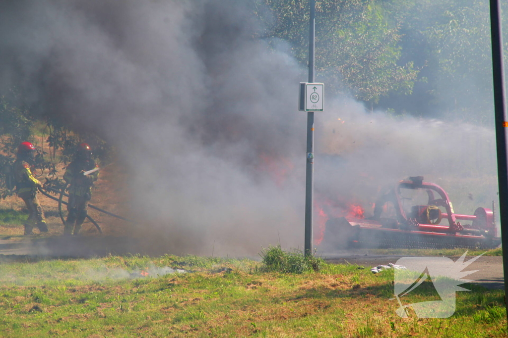 Landbouwvoertuig volledig verwoest door brand