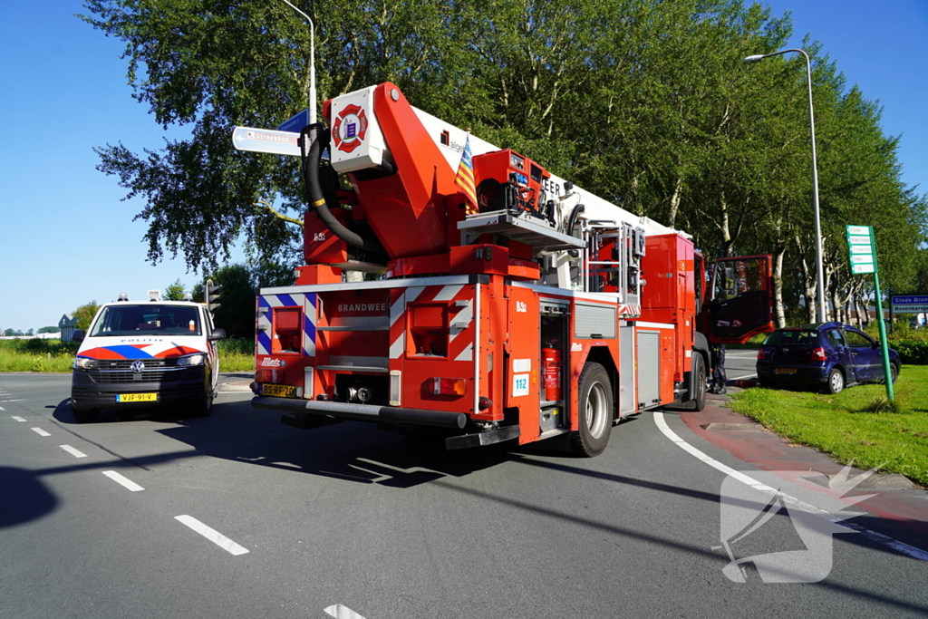 Gewonde na botsing met brandweervoertuig op weg naar reanimatie