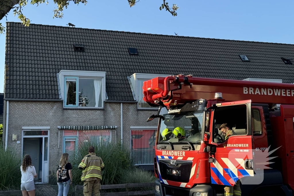 Brandweer haalt kat van dak met hoogwerker