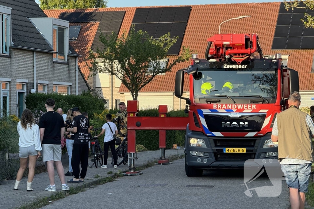 Brandweer haalt kat van dak met hoogwerker