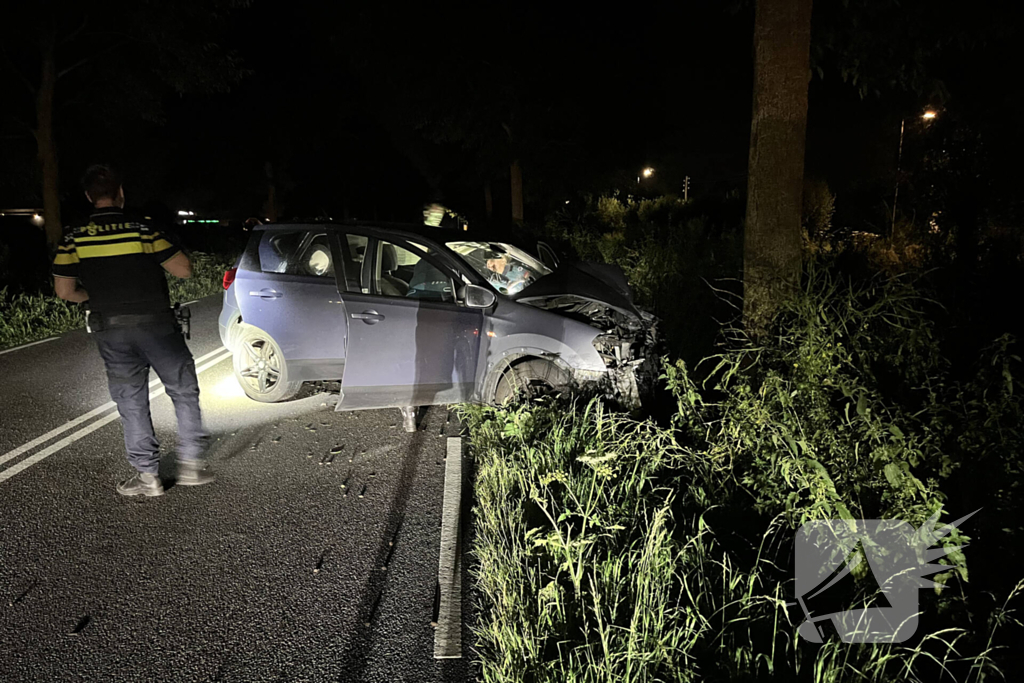 Gewonde en auto zwaar beschadigd na crash tegen boom