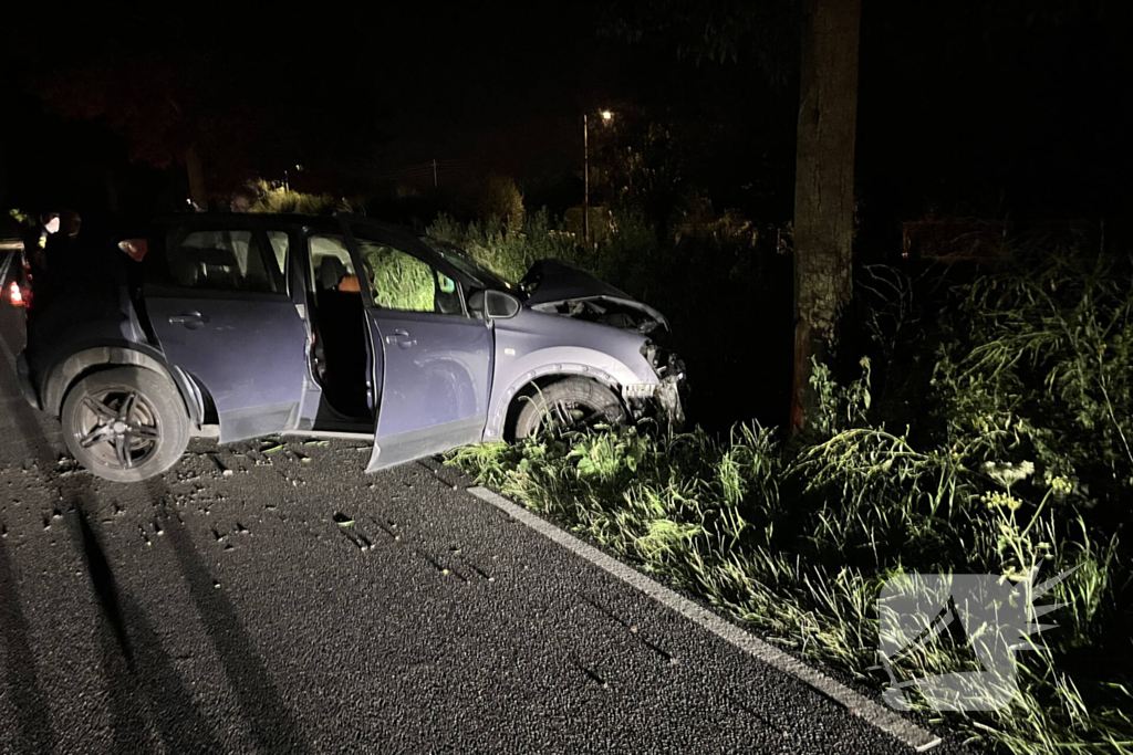 Gewonde en auto zwaar beschadigd na crash tegen boom