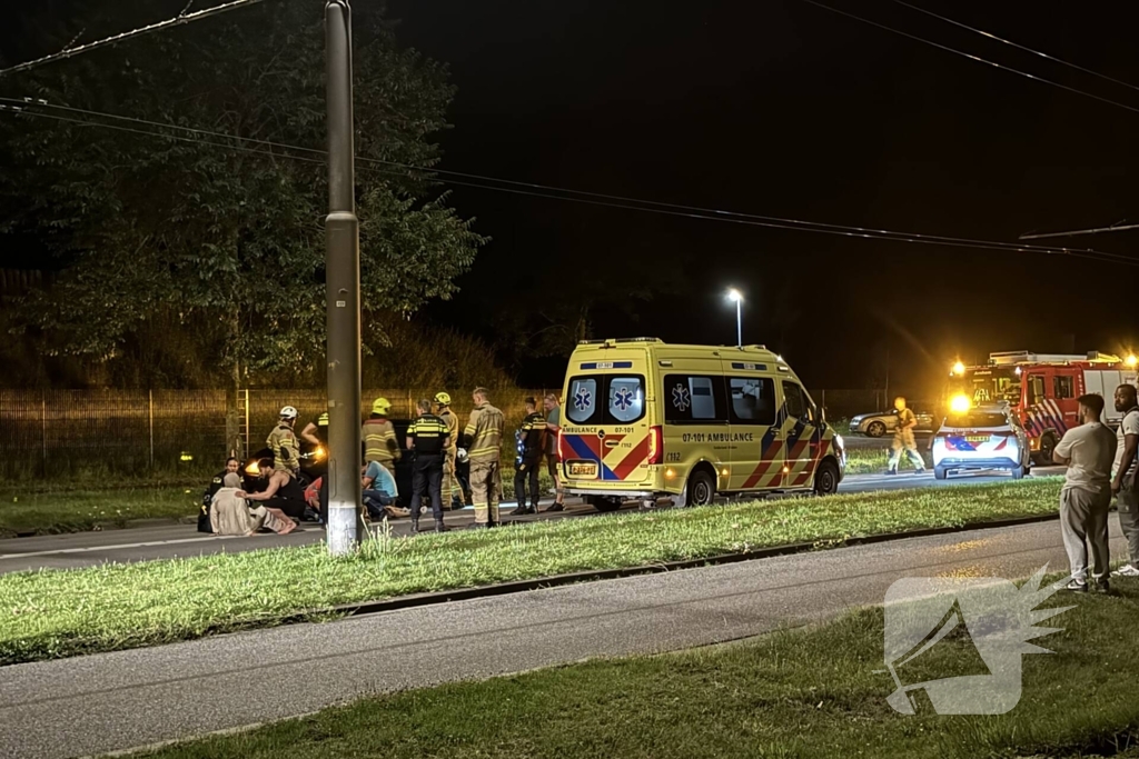 Automobilist raakt van weg en botst tegen boom