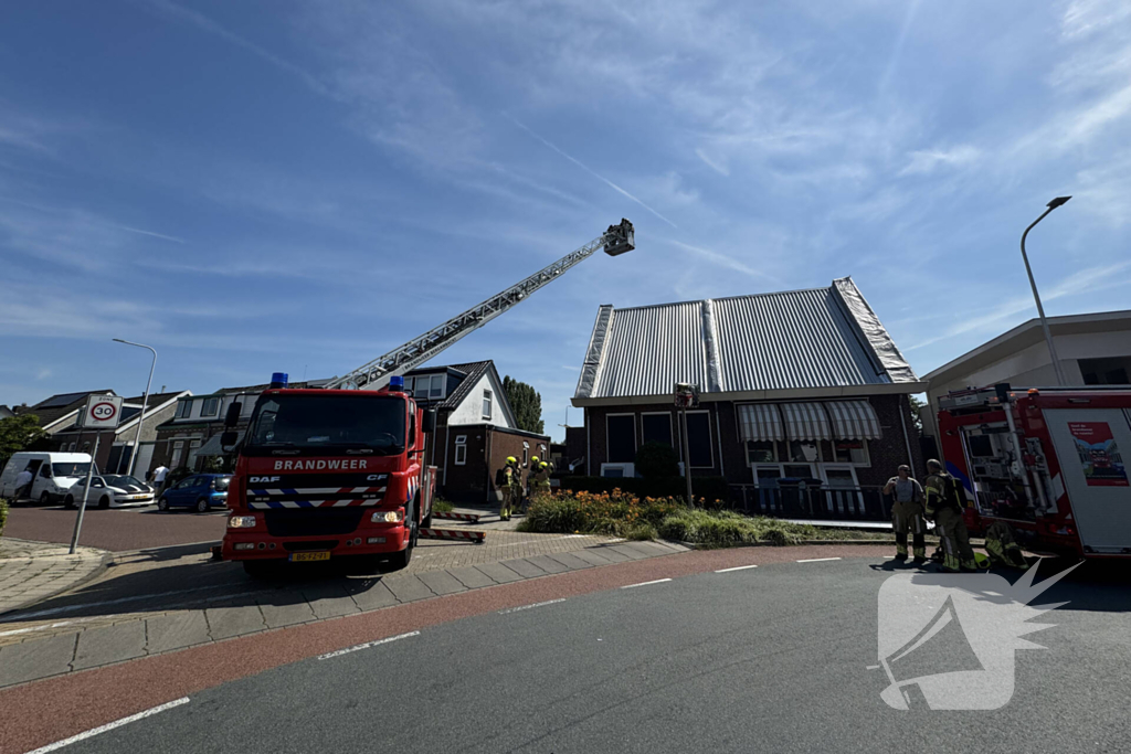 Brandweer ingezet voor brand in dak bij woning