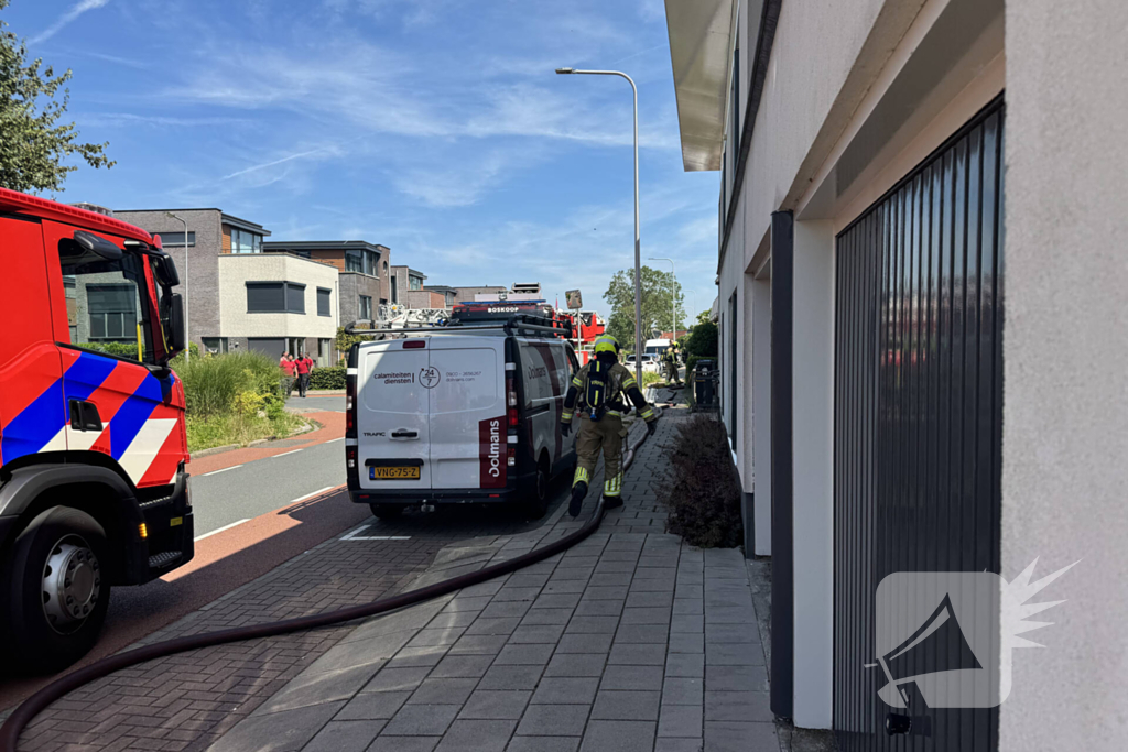 Brandweer ingezet voor brand in dak bij woning