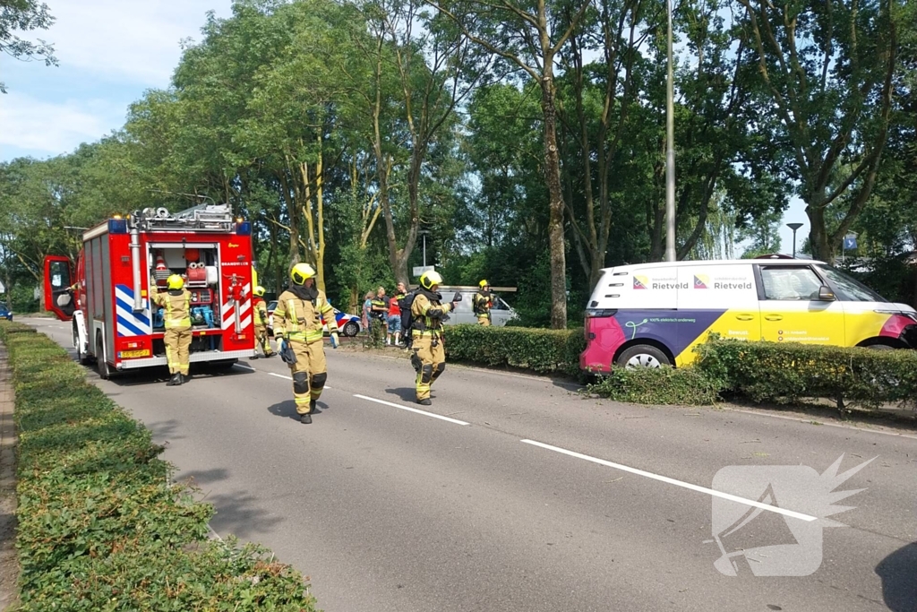 Elektrische bedrijfsbus raakt van de weg en belandt tegen boom