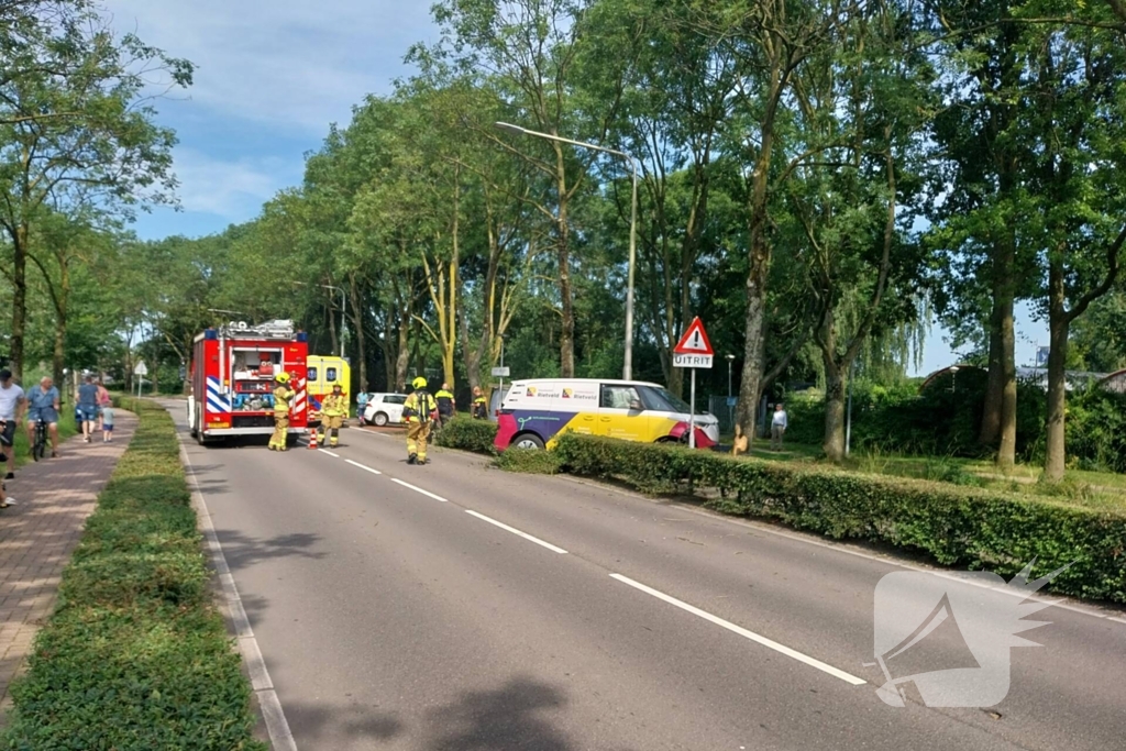 Elektrische bedrijfsbus raakt van de weg en belandt tegen boom