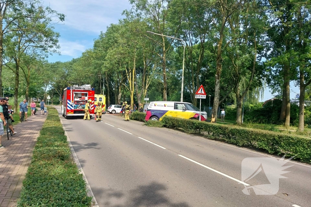 Elektrische bedrijfsbus raakt van de weg en belandt tegen boom