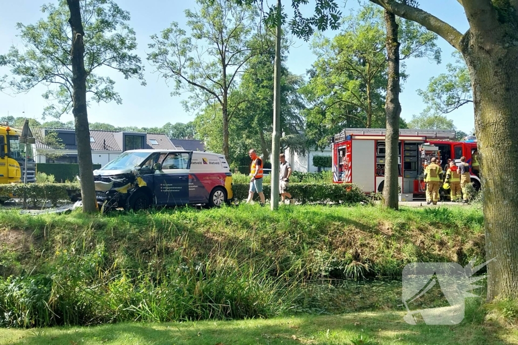 Elektrische bedrijfsbus raakt van de weg en belandt tegen boom