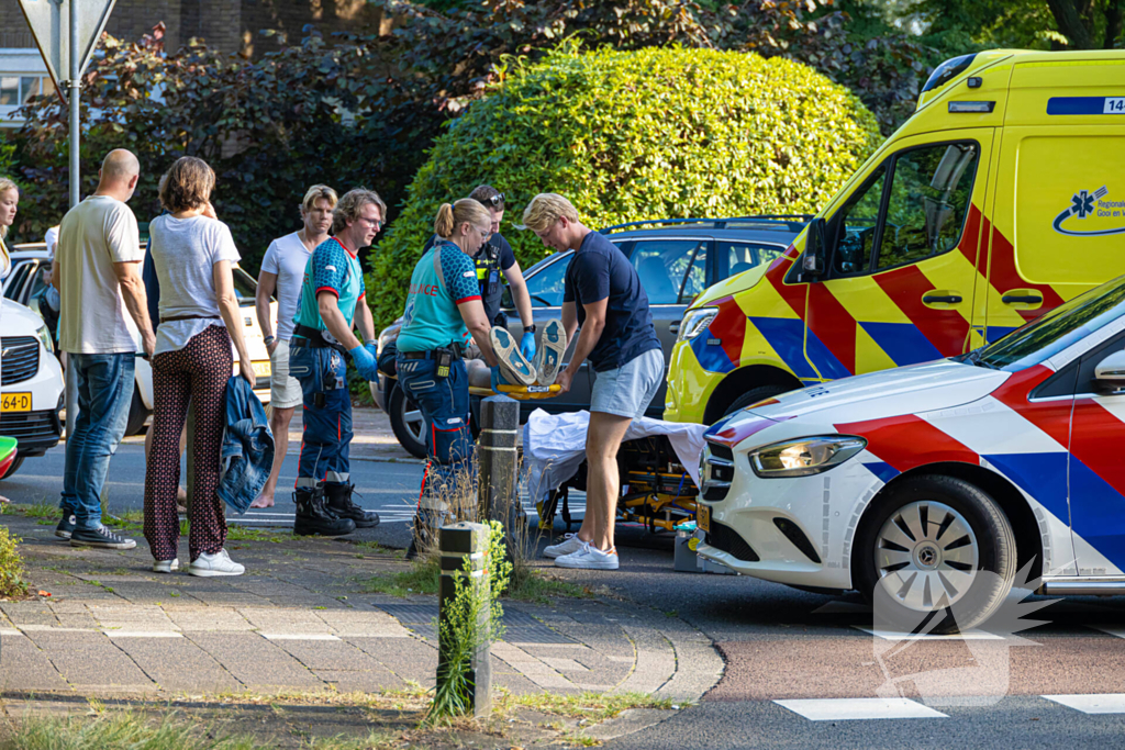 Jongeman op bromfiets aangereden door automobilist