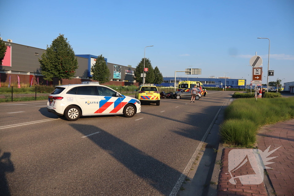 Automobilist en motorrijder met elkaar in botsing