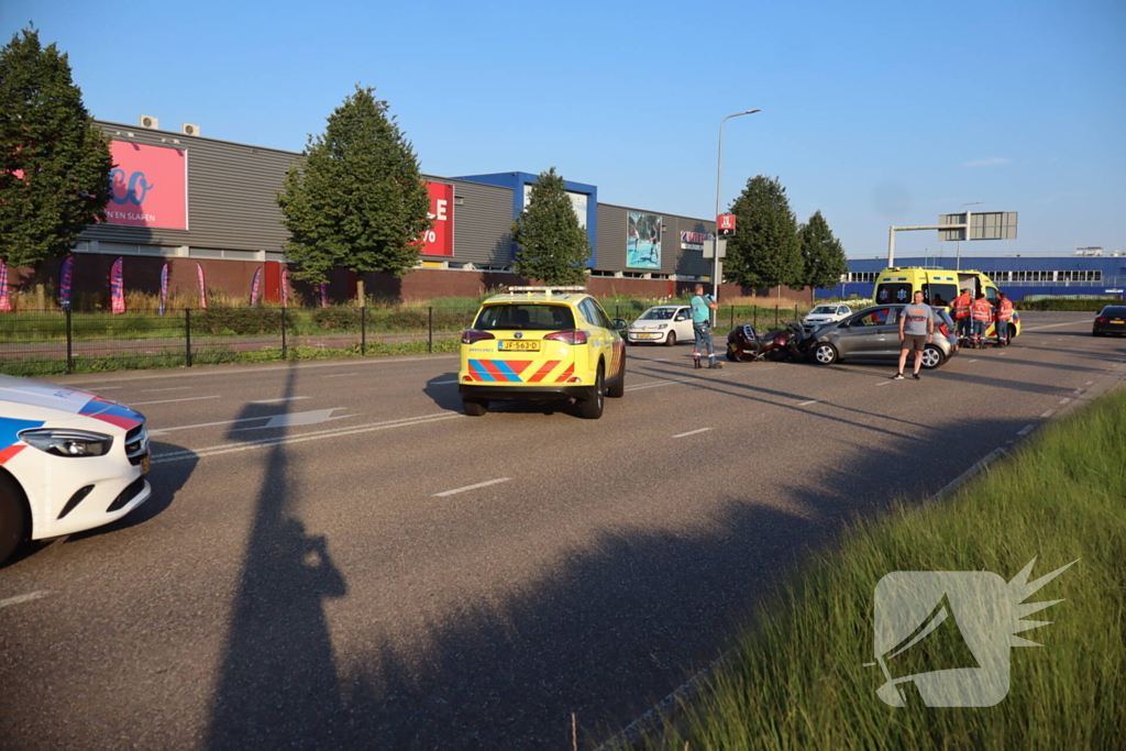 Automobilist en motorrijder met elkaar in botsing