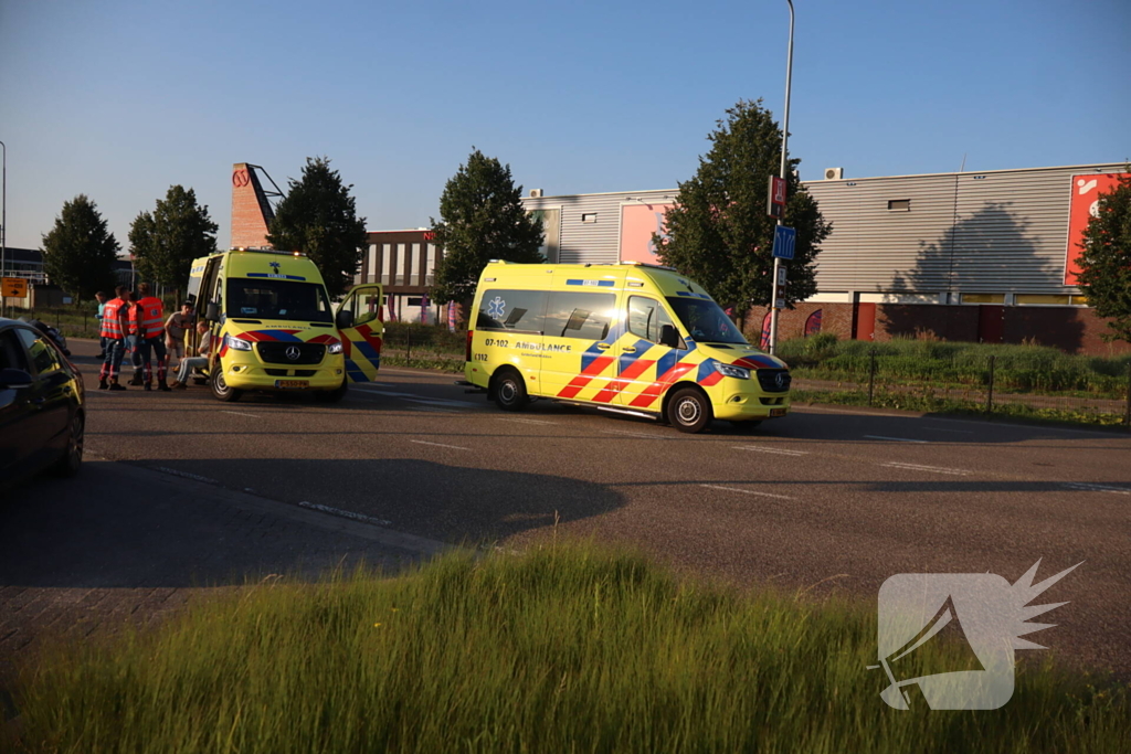 Automobilist en motorrijder met elkaar in botsing