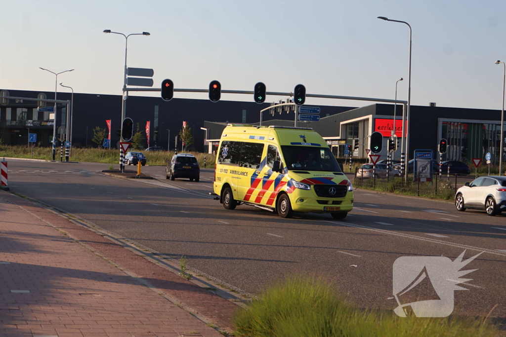 Automobilist en motorrijder met elkaar in botsing