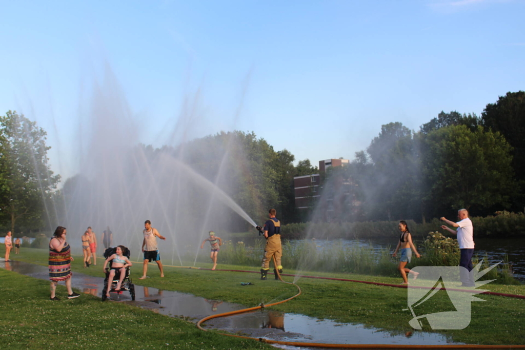 Brandweer zorgt voor vertier en verkoeling