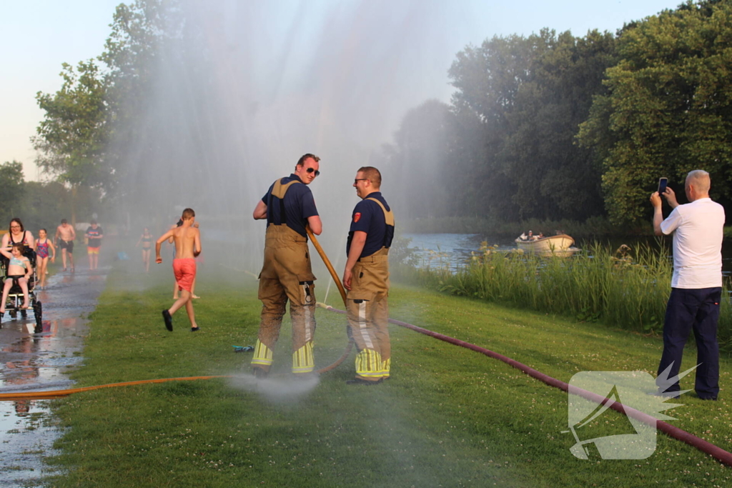 Brandweer zorgt voor vertier en verkoeling