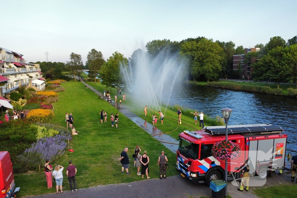 Brandweer zorgt voor vertier en verkoeling