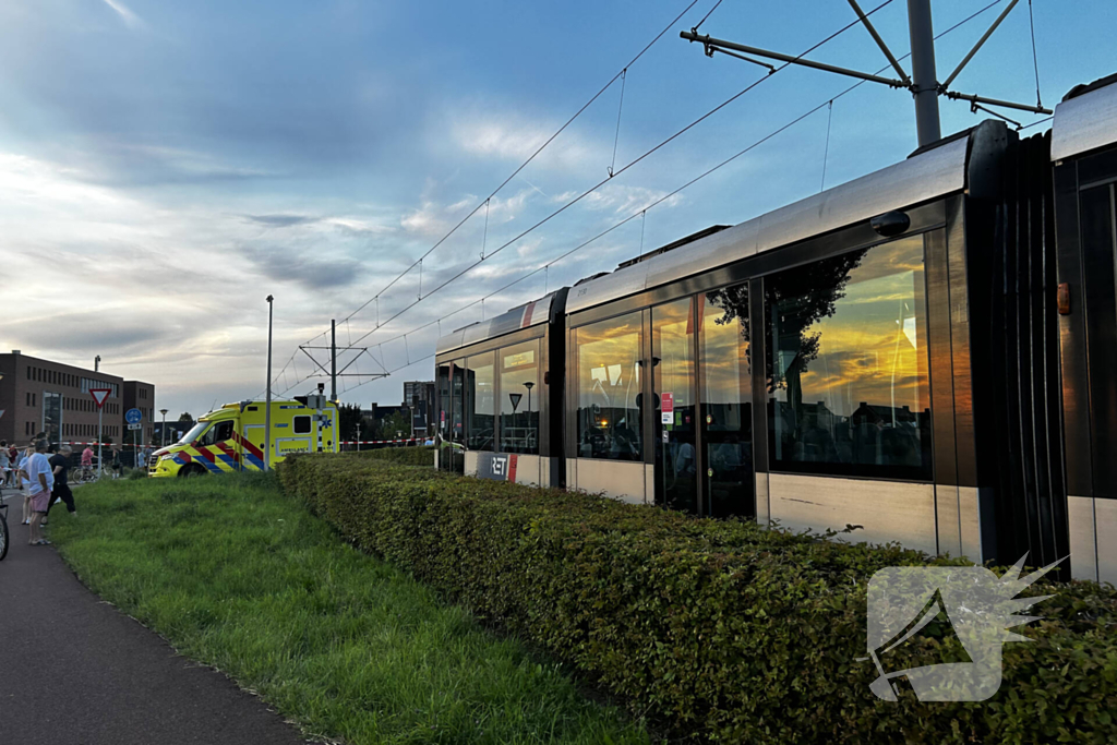 Scooterrijder zwaargewond bij aanrijding met tram