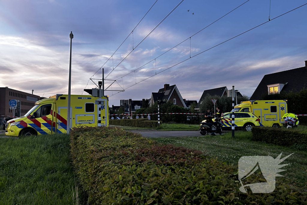 Scooterrijder zwaargewond bij aanrijding met tram