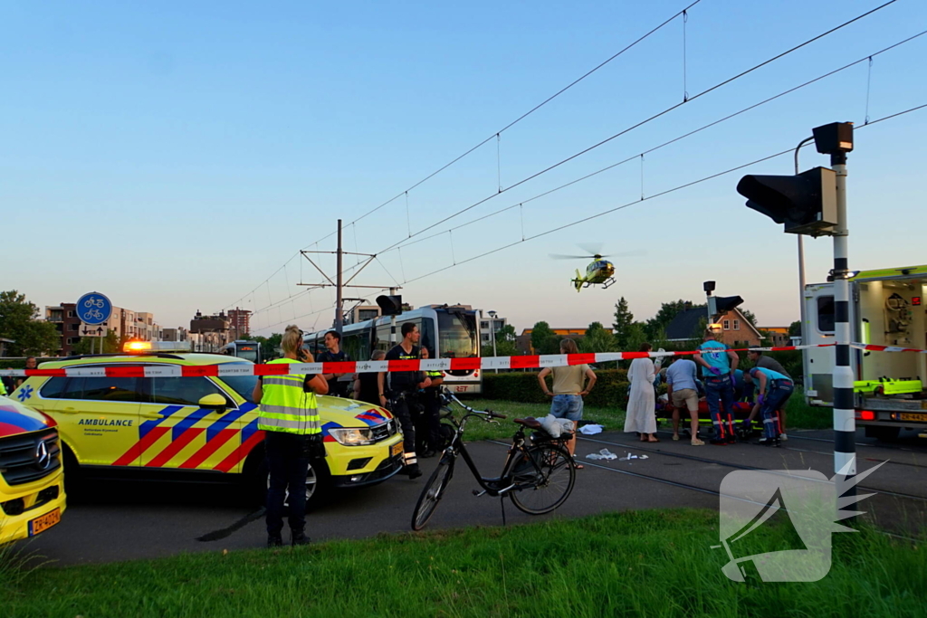 Scooterrijder zwaargewond bij aanrijding met tram