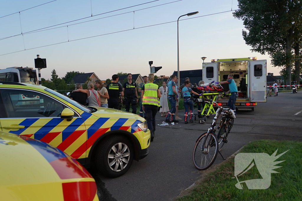 Scooterrijder zwaargewond bij aanrijding met tram