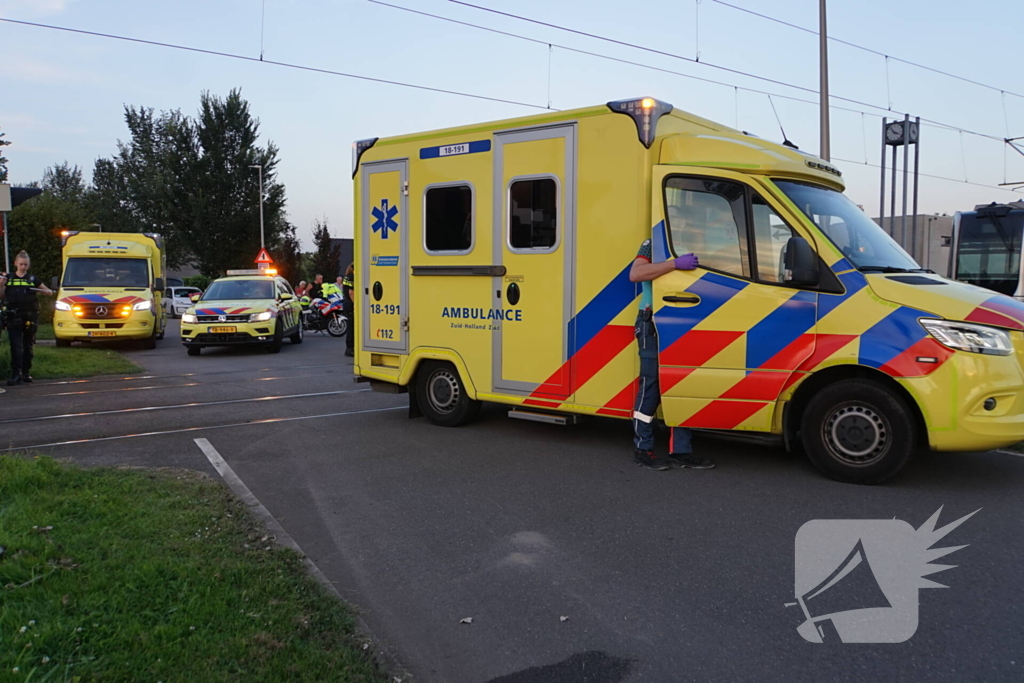 Scooterrijder zwaargewond bij aanrijding met tram