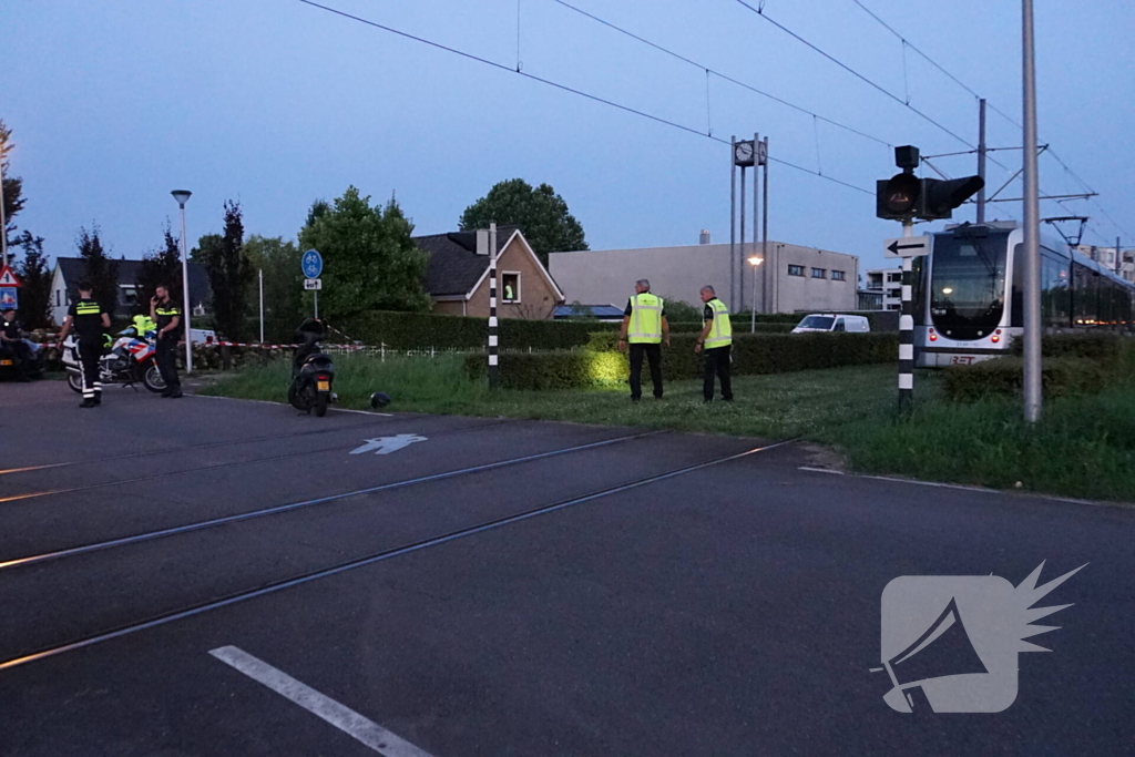 Scooterrijder zwaargewond bij aanrijding met tram