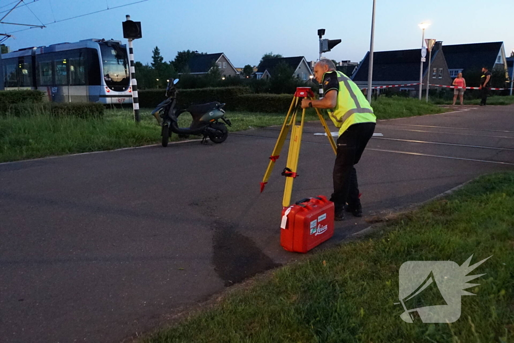 Scooterrijder zwaargewond bij aanrijding met tram