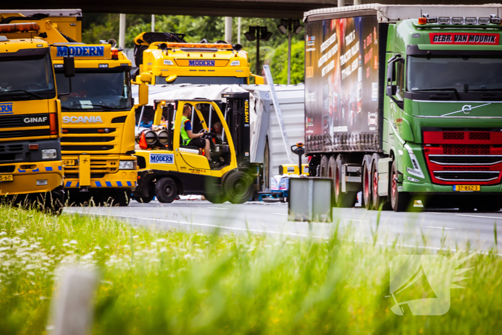 Snelweg dicht door gekantelde vrachtwagen