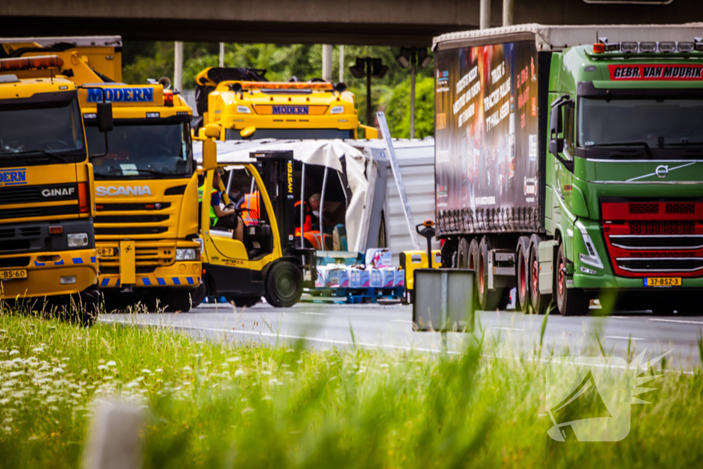 Snelweg dicht door gekantelde vrachtwagen