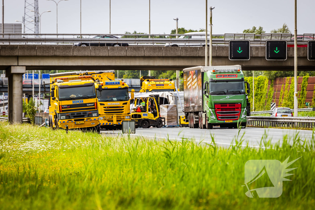 Snelweg dicht door gekantelde vrachtwagen